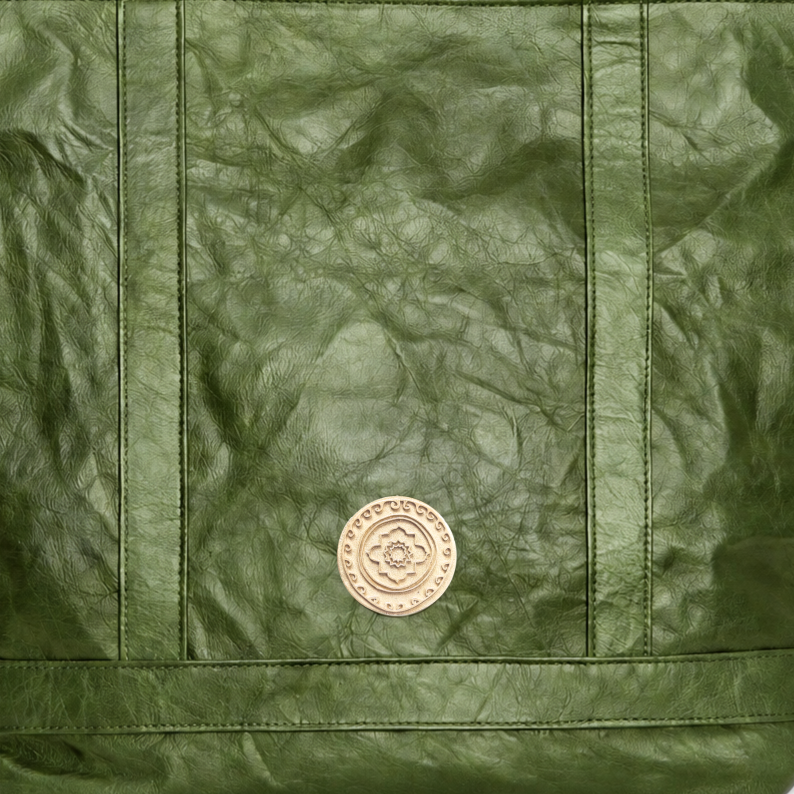 Classic Cosima Tote Emerald coin detail