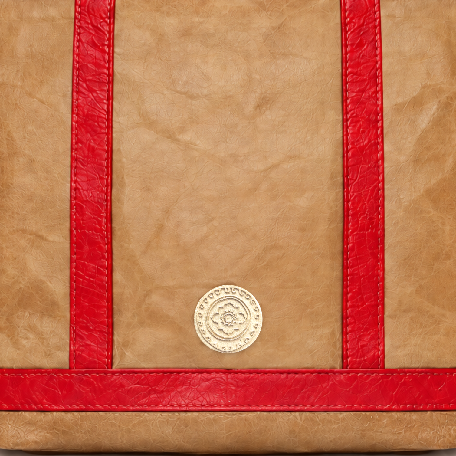 Classic Cosima Tote Latte/Rouge coin detail